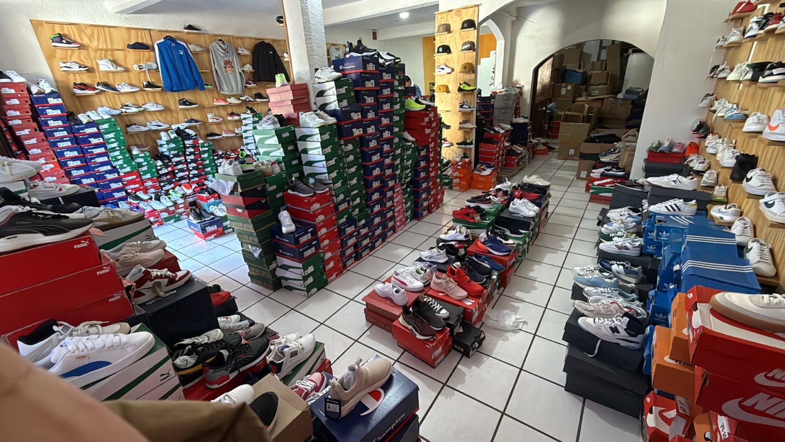 Inventario de calzado deportivo en bodega