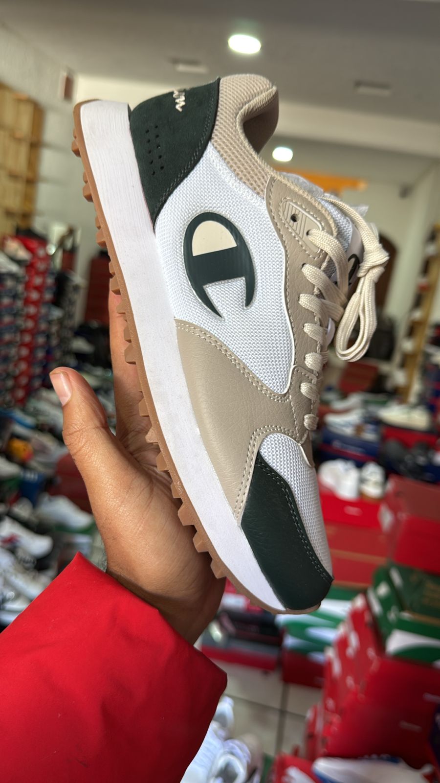 Vista de bodega con cajas de tenis